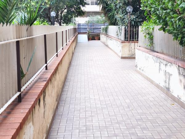 COD.0000001353 - Ampio locale A10 - 227 mq - 2 accessi