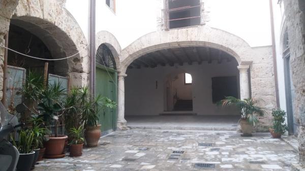 COD.0000001227 - Locale in via Maqueda / Salita Castellana / P.tta delle Vergini